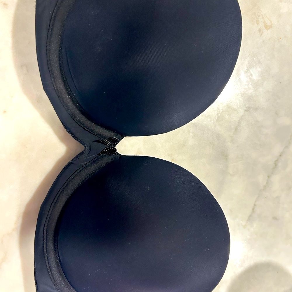 No substantial wear Cleo 28 F. Missing straps.